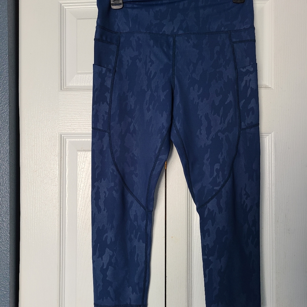 Zyia Navy Camo Capri Leggings Size 8-10 EUC